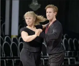  ?? FOTO: JESSICA GOW/TT ?? GJORDE SUCCé. Inför veckans Let’s dance störs Stina Wollter, som dansar med Tobias Bader, av såväl sjukdom som en stukad fot.