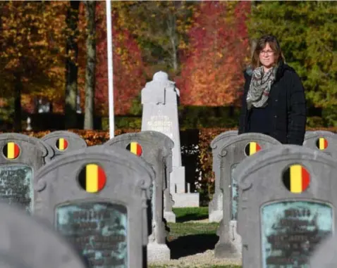  ??  ?? Anne-Mie Havermans tussen de opgeknapte graven van slachtoffe­rs van de Eerste Wereldoorl­og.