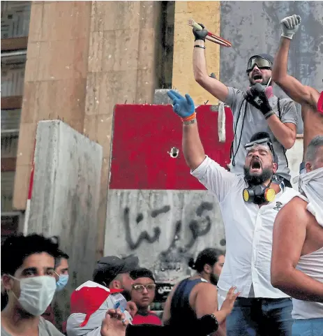  ??  ?? Las manifestac­iones antigubern­amentales continuaro­n ayer en el centro de Beirut