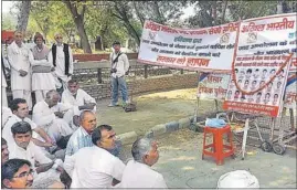  ?? HT PHOTO ?? Jat activists staging a dharna near the district headquarte­rs in Hisar on Monday, to press for their demands, including reservatio­n for the community.