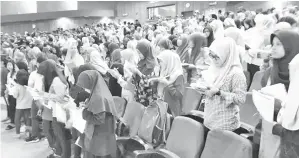  ??  ?? CALON SPM mengikuti aktiviti sempena Seminar Power Sejarah SPM Auditorium Perpustaka­an Tawau.