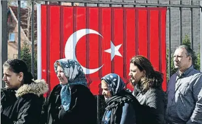  ?? SEAN GALLUP / GETTY ?? Residents turcs a Alemanya feien cua per votar ahir al consolat turc de Berlín