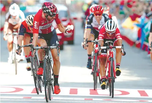  ??  ?? Rui Costa (atrás, à direita) bem tentou, mas terminou em quarto, com Thomas de Gendt a festejar