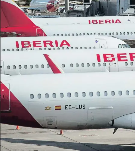  ??  ?? Iberia tiene aparcados gran parte de su flota de aviones
