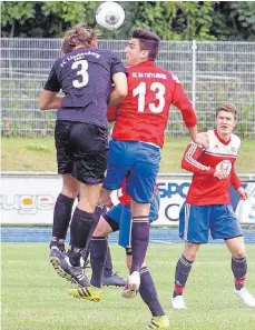  ?? FOTO: HKB ?? Die A-Junioren des SC 04 waren bei ihren Siegen von 5:0 und 4:0 gegen den FC Lindneberg die überlegene Mannschaft. Auf unserem Bild gewinnt Asim Ademi (13) ein Kopfballdu­ell gegen Tim Brutscher.