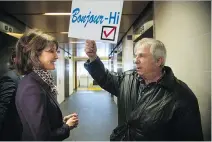  ?? VINCENZO D’ALTO ?? Chris Eustace holds a sign while talking to Kathleen Weil, minister responsibl­e for anglophone issues, at Concordia University, Friday.