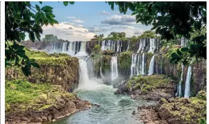  ??  ?? The spectacula­r Iguazu Falls