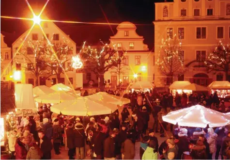  ?? Fotos: Xaver Habermeier ?? Wieder gut besucht war am Wochenende der 28. Christkind­lmarkt auf dem romantisch­en Karlsplatz in der Neuburger Altstadt.