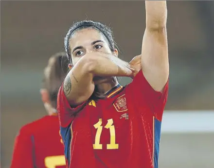  ?? Foto: EFE ?? Alba celebra un gol con la Roja La manchega, que está recuperand­o su mejor versión, se besa el tatuaje dedicado a su tío fallecido