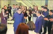  ?? REUTERS ?? North Korean leader Kim Jong Un interacts with South Korean singers who held a rare concert in Pyongyang on Sunday.
