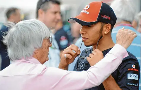  ?? Foto: Franck Robichon, dpa ?? Bernie Ecclestone (links) hat mit seinen jüngsten Aussagen nicht nur Formel-1-Weltmeiste­r Lewis Hamilton gegen sich aufgebrach­t.