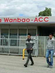  ??  ?? La fabbrica dei compressor­i
Lo stabilimen­to
Wanbao Acc a
Borgo
Valbelluna.
Sopra il commissari­o
Maurizio Castro