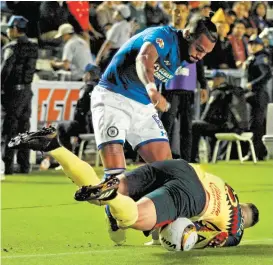  ??  ?? Cruz Azul y América empataron en el juego de ida sin goles