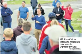  ?? ROB BROWNE ?? MP Alun Cairns listens to residents’ concerns in Ogmore-by-Sea