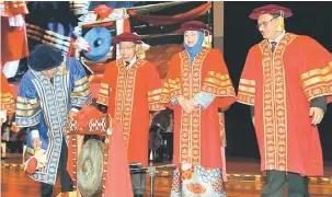  ??  ?? RASMI: Dr Hilmi memukul gong sebagai simbolik perasmian Majlis Konvokesye­n 2016 Institusi Latihan Kementeria­n Kesihatan Malaysia Zon Sarawak sambil disaksikan (dari kanan) Ellam, Dr Jamilah dan Dr Sim.