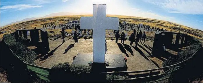  ?? (TÉLAM) ?? Reconocimi­ento. Geoffrey Cardozo, el militar británico que recogió los cuerpos de los argentinos caídos, recibió un aplauso cerrado de parte de los familiares presentes en Darwin.