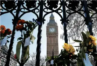  ?? Stefan Wermuth/Reuters ?? Flores na grade do Parlamento em Londres homenageia­m vítimas de ataque terrorista