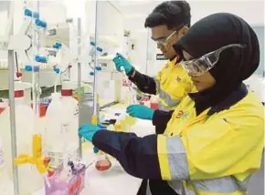  ?? FILE PIC ?? Workers at the Lynas plant in Gebeng, Kuantan. If the waste from the plant is safe, why is Australia refusing to accept it?