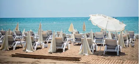  ?? Foto: Marius Becker, dpa Archiv ?? Leerer Strand von Lara bei Antalya: Ankaras Außenminis­ter hofft, dass 2018 „ein besseres Jahr“sein werde, als es 2017 war.