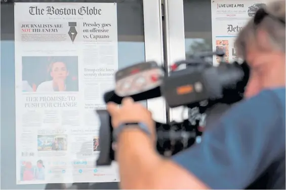  ?? AFP ?? Campaña. La primera plana del diario “The Boston Globe”, en un escaparate de Washington. “Los periodista­s no son el enemigo”, dice el titular.