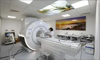  ?? (Photo Patrice Lapoirie) ?? La nouvelle IRM  Tesla est entrée en fonction début septembre à l’hôpital Simone-Veil de Cannes.