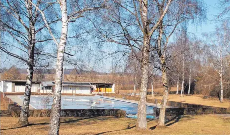  ?? FOTO: TURAD ?? Das Freibad in Kösingen ist notdürftig wieder hergericht­et und soll in der kommenden Saison wieder öffnen. Mittelfris­tig will die Stadt das Bad sanieren. Allein für das Becken wird sie 600 000 Euro aufwenden müssen, hieß es in der jüngsten...