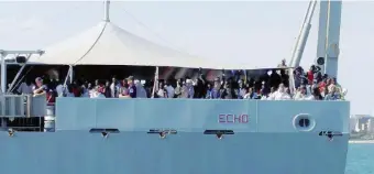  ?? Ansa/LaPresse ?? La giornata di ieri L’arrivo della nave Hms Echo della marina britannica arrivata ieri a Bari con 640 migranti A destra e sotto i migranti arrivati nel Messinese e le barricate
