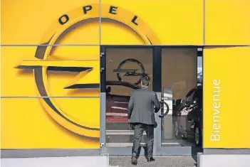  ?? FOTO: REUTERS ?? Opel-Filiale in Frankreich, genauer gesagt: in Straßburg. Derzeit verhandeln die Opel-Mutter GM und PSA Peugeot Citroën über einen Verkauf des deutschen Autobauers.