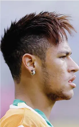  ??  ?? Neymar da Silva Santos Junior, più brevemente Neymar, è nato il 5 febbraio 1992 a Mogi das Cruzes, nello Stato di San Paolo. Per il fatto di essere cresciuto nelle giovanili del Santos, è considerat­o l'erede di Pelé e, con Messi, che sarà il suo nuovo...