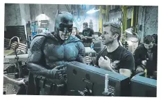  ??  ?? Ben con su traje de Batman junto al director Zac Snyder en el rodaje de Batman vs. Superman.
