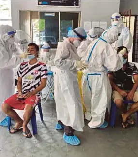  ?? PIC BY KHAIRUL AZHAR AHMAD ?? Healthcare workers performing swab tests at the Serja MBSA Hall in Shah Alam yesterday.