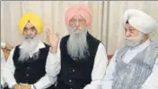  ?? SAMEER SEHGAL/HT ?? SAD (Taksali) president Ranjit Singh Brahmpura (centre) with party leaders Bir Devinder Singh (right) and Sewa Singh Sekhwan at a press conference in Amritsar on Monday.