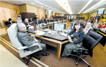  ??  ?? Dr Mahathir (front, left) during the briefing at the Education Minister’s office yesterday. Also seen are Teo Nie Ching (second, right) and Mohd Gazali (second, left) - Bernama photo