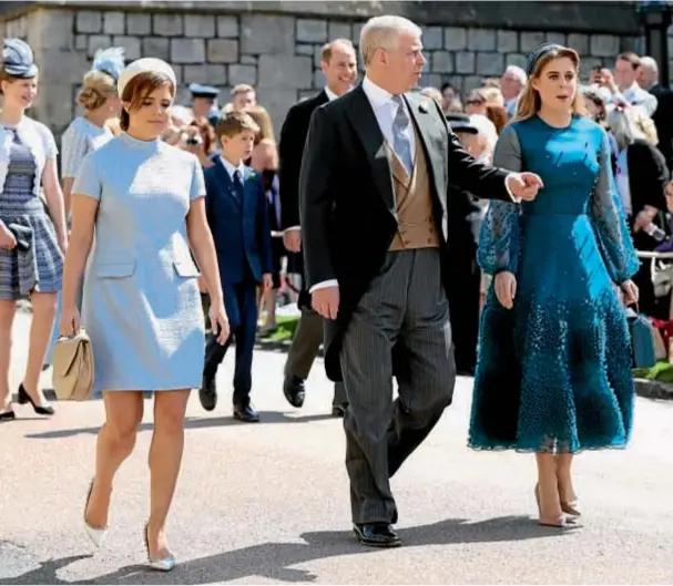  ??  ?? Eugenia y Beatriz de York, hijas de Sarah Ferguson y el príncipe Andrés, junto a su padre. Kitty Spencer, sobrina modelo de Lady Di, impactó con un vestido verde inglés de Dolce & Gabbana con estampado de flores y un fascinator a tono. Impecable.