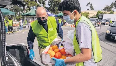  ?? Photo courtesy of Jewish Community Foundation ?? T he Foundation aids many charities, including t he Los Angeles Regional Food Bank.