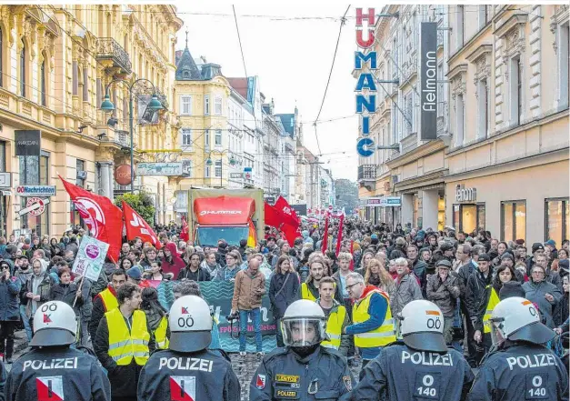  ??  ?? Beim Kongress der rechten Szene und einer antifaschi­stischen Großdemo Ende Oktober standen die Verfassung­sschützer im Großeinsat­z