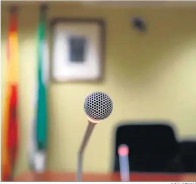  ?? ALBERTO DOMÍNGUEZ ?? Micrófono encendido en la sala de vistas de un juzgado de Huelva.