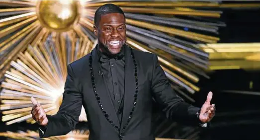  ??  ??  durfte Kevin Hart als Laudator auf die Oscar-bühne. Im kommenden Jahr wird er dort nun doch nicht zu sehen sein. Fotos: Getty/pr