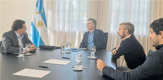  ?? PRESIDENCI­A ?? Charla. Mauricio Macri, ayer, junto al gobernador Weretilnec­k. Junto a ellos, el ministro Frigerio y su segundo, García de Luca.