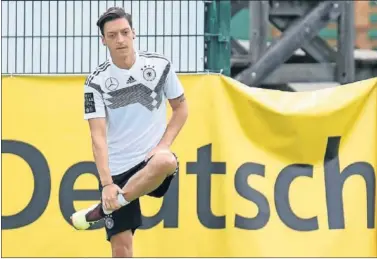  ??  ?? DOLENCIAS. Özil lleva días sin entrenarse, aunque su participac­ión en el Mundial no corre peligro.