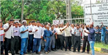  ??  ?? Petroleum workers are seen protesting outside the Sapugaskan­da Oil Refinery against moves to lease the Trincomale­e Oil Tank farm to the Lanka Indian Oil Company. PIC BY SUDATH PUBUDU KEERTHI