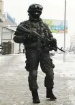  ?? Foto: ČTK ?? Místní, žoldák, Rus? Ozbrojenec hlídkuje v Luhansku.