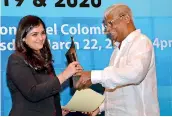  ?? ?? Upali Wijewarden­e Feature Writer of the Year (2020-Sinhala stream): Nilmini Illankoon of Silumina receives the award from Nimal Welgama