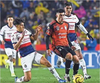  ?? ?? Juan brunetta (centro) cubre un balón en el partido contra Chivas