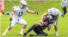  ?? FOTO: WOLF ?? Die Ravensburg Razorbacks (links Dennis Schmidt, rechts Niklas Herrmann gegen Kirchdorf) spielen am Sonntag gegen Wiesbaden.