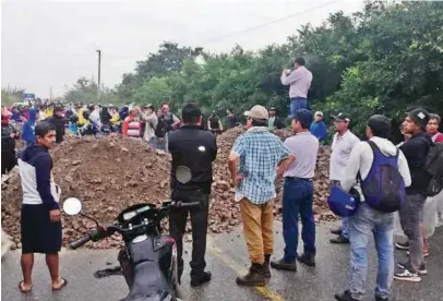  ?? CORTESÍA DE FENABE ?? k Productore­s bananeros bloquearon el lunes la vía al cantón Pasaje, en El Oro, pero fue despejada por miembros de la Policía.