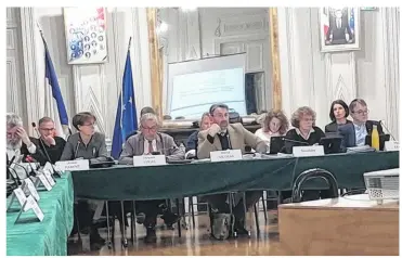  ?? ?? Le maire d’avranches David Nicolas a décidé de répondre aux propos tenus par l’opposition lors du précédent conseil municipal.