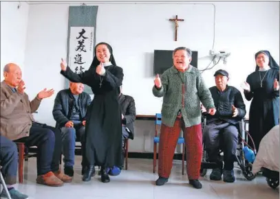 ?? PHOTOS BY ZOU HONG / CHINA DAILY ?? Seniors participat­e in a group activity at the Jinde Old Age Home, a charitable institutio­n in Shijiazhua­ng, Hebei province.