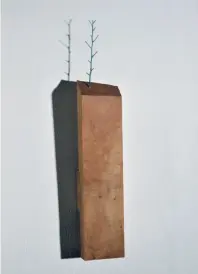  ?? MAULINI ?? ‘Albero-casa’, bronzo e legno di ciliegio, 2021