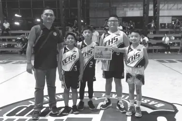  ??  ?? 3X3 Streetball Challenge Champs
Members of the DCHS Ballers pose for posterity after winning the Pewee Division (Born 2009) of the 2020 Red Sports 3x3 Streetball Challenge played at the Gaisano Grand Ilustre covered court. In photo are JM Oropeza, Duncan Tan, Brent Tan and Rich Mata with tournament chairman Rael Diaz. Oropeza (no.2) who paraded team Vegas Veterans also took top honors in the Mini Division (Born 2007) along with Ken Travero, Ervin Daja and Llyod Casayuran. Coaching the team are Prince Macavinta and Alain Bonleon.